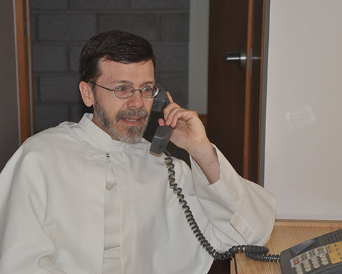 Michel Proulx au t&eacute;l&eacute;phone